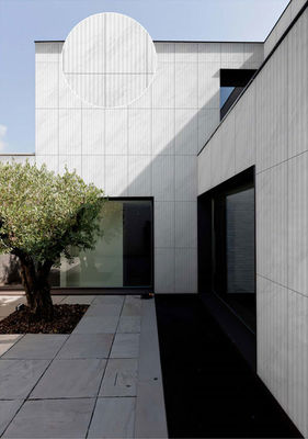 กระเบื้องพอร์ซเลนติดผนังภายนอกแบบด้านลายโบราณ สีขาว ขนาด 600x1200 มม.