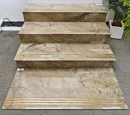 กันลื่นสีน้ำตาลอ่อน 470x1200 มม. หินอ่อนสีทอง Bullnose ชุดบันไดเซรามิคเคลือบขัดเงาสำหรับห้องนั่งเล่น