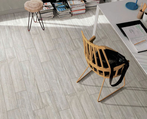 กระเบื้องพอร์ซเลนไม้ขนาดกว้าง 600 มม. กันฝุ่นสีเทาอ่อน 150x900mm